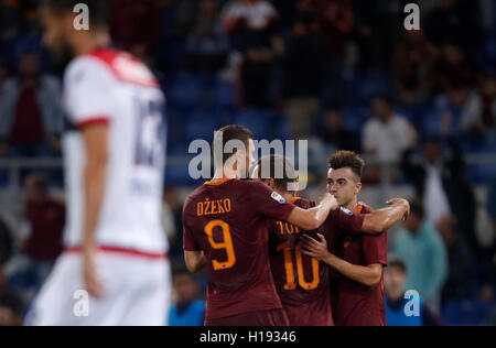 Rom, Italien. 21. Sep, 2016. Roma Stephan El Shaarawy, Recht, feiert mit Teamkollegen Edin Dzeko, links, und Francesco Totti, nach seinem Tor in der Serie A Fußballspiel zwischen Roma und Crotone am Olympiastadion. Roma gewann mit 4: 0. © Isabella Bonotto/Pacific Press/Alamy Live-Nachrichten Stockfoto