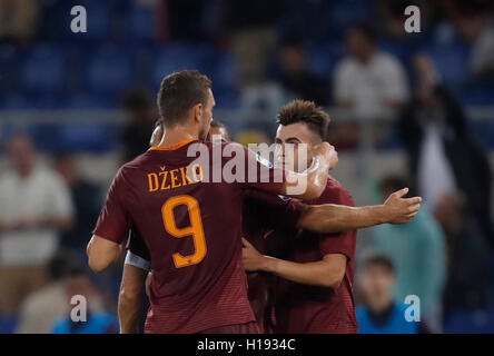 Rom, Italien. 21. Sep, 2016. Roma Stephan El Shaarawy, Recht, feiert mit Teamkollegen Edin Dzeko, links, und Francesco Totti, nach seinem Tor in der Serie A Fußballspiel zwischen Roma und Crotone am Olympiastadion. Roma gewann mit 4: 0. © Isabella Bonotto/Pacific Press/Alamy Live-Nachrichten Stockfoto