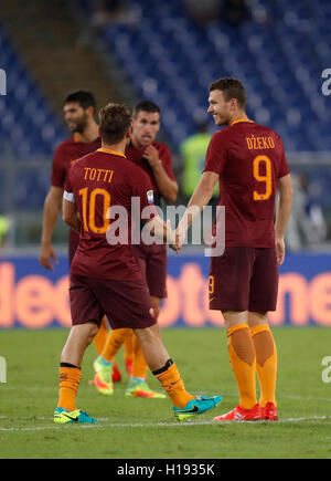 Rom, Italien. 21. Sep, 2016. Roma Edin Dzeko, Recht, feiert mit seinem Teamkollegen Francesco Totti nach seinem Tor in der Serie A Fußballspiel zwischen Roma und Crotone am Olympiastadion. Roma gewann mit 4: 0. © Isabella Bonotto/Pacific Press/Alamy Live-Nachrichten Stockfoto