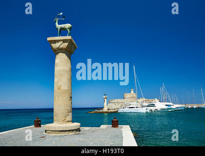 Rhodischen Hirsch Statuen, Hafen Rhodos Griechenland Stockfoto