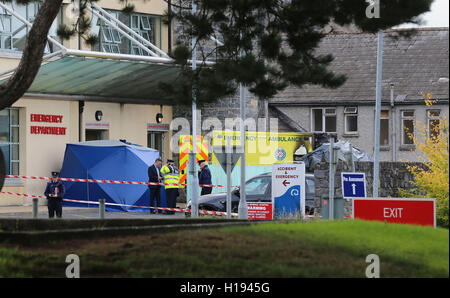 Die Szene am Naas General Hospital in Co KIldare, nachdem ein Patient starb und ein Medic nach einem Krankenwagen verletzt wurde ging in Flammen. Stockfoto