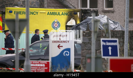 Die Szene am Naas General Hospital in Co KIldare, nachdem ein Patient starb und ein Medic nach einem Krankenwagen verletzt wurde ging in Flammen. Stockfoto