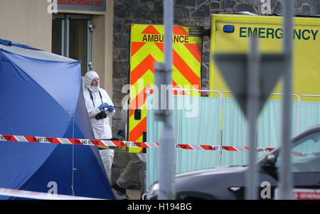 Die Szene am Naas General Hospital in Co KIldare, nachdem ein Patient starb und ein Medic nach einem Krankenwagen verletzt wurde ging in Flammen. Stockfoto