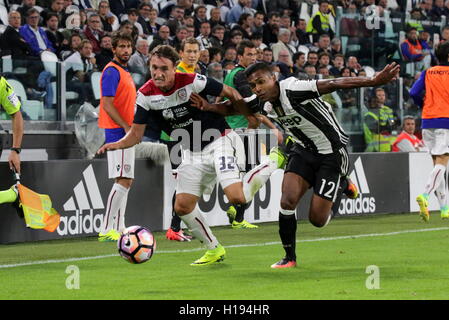 Turin, Italien. 21. Sep, 2016. Niccolò Giannetti (links) und Aex Sandro (rechts) kämpfen um den Ball in die Serie A-Fußball-Partie zwischen Juventus und Cagliari. Juventus gewinnt 4: 0 über Cagliari. © Massimiliano Ferraro/Pacific Press/Alamy Live-Nachrichten Stockfoto