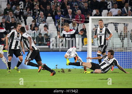 Turin, Italien. 21. Sep, 2016. Juventus Turin zurück am Anfang der Serie A am Mittwoch Abend 21. September 2016, gegen Cagliari 4-0 Juventus Stadium von Turin. Im Bild: Mario Mandzukic (rechts). © Massimiliano Ferraro/Pacific Press/Alamy Live-Nachrichten Stockfoto