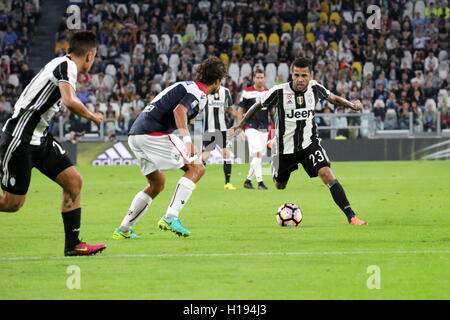 Turin, Italien. 21. Sep, 2016. Dani Alves in Aktion während der Serie A-Fußball-Partie zwischen Juventus und Cagliari. Juventus gewinnt 4: 0 über Cagliari. © Massimiliano Ferraro/Pacific Press/Alamy Live-Nachrichten Stockfoto