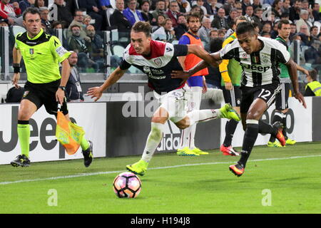 Turin, Italien. 21. Sep, 2016. Niccolò Giannetti (links) und Aex Sandro (rechts) kämpfen um den Ball in die Serie A-Fußball-Partie zwischen Juventus und Cagliari. Juventus gewinnt 4: 0 über Cagliari. © Massimiliano Ferraro/Pacific Press/Alamy Live-Nachrichten Stockfoto