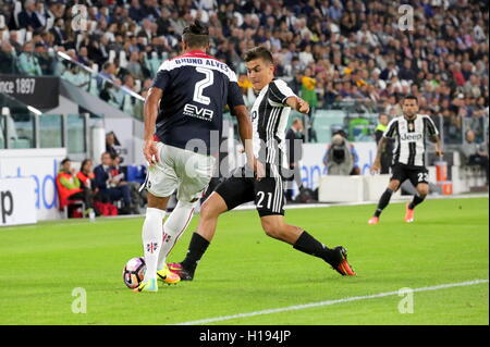 Turin, Italien. 21. Sep, 2016. Bruno Alves (links) und Paulo Dybala (rechts) kämpfen um den Ball in die Serie A-Fußball-Partie zwischen Juventus und Cagliari. Juventus gewinnt 4: 0 über Cagliari. © Massimiliano Ferraro/Pacific Press/Alamy Live-Nachrichten Stockfoto