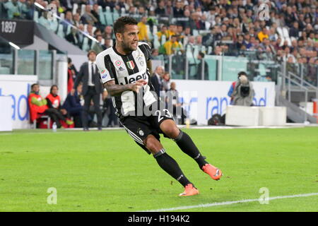 Turin, Italien. 21. Sep, 2016. Dani Alves (Juventus) in Aktion während der Serie A-Fußball-Partie zwischen Juventus und Cagliari. Juventus gewinnt 4: 0 über Cagliari. © Massimiliano Ferraro/Pacific Press/Alamy Live-Nachrichten Stockfoto