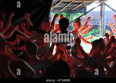 Allahabad, Indien. 22. Sep, 2016. Ein Künstler bereitet Göttin Durga Idol aus Ton vor Navaratri Fest Feier in Allahabad. © Prabhat Kumar Verma/Pacific Press/Alamy Live-Nachrichten Stockfoto
