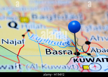 Basra, fixiert auf einer Karte des Irak Stockfoto