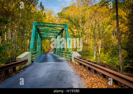 Herbstfarbe und alte Brücke über Schießpulver fällt in ländlichen Baltimore County, Maryland. Stockfoto