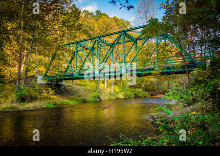 Alte Brücke über Schießpulver fällt in ländlichen Baltimore County, Maryland. Stockfoto