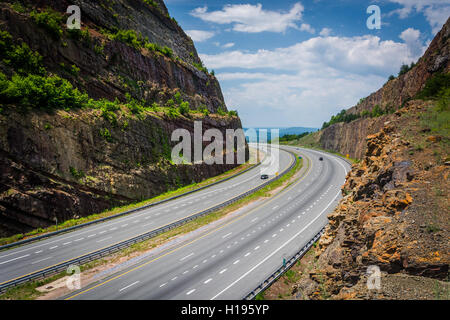 Ansicht des I-68 aus einem einem Aussichtspunkt an Sideling Hill, Maryland. Stockfoto