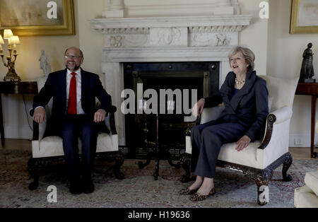 Premierminister Theresa Mai veranstaltet der Präsident des Europäischen Parlaments Martin Schulz zu Gesprächen in 10 Downing Street, London. Stockfoto