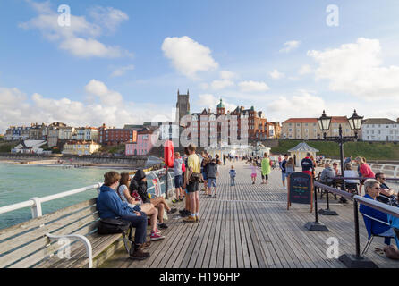 Cromer Pier, Blick zurück in Richtung der Stadt, Cromer, Norfolk England UK Stockfoto
