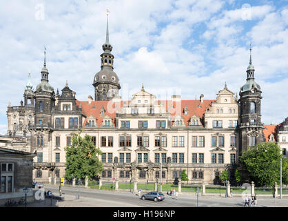 DRESDEN, Deutschland - AUGUST 22: Touristen am königlichen Palast von Dresden, Deutschland am 22. August 2016. Stockfoto