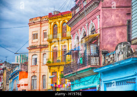 Detail der bunten Balkonen und Gebäude in Alt-Havanna, Kuba Stockfoto