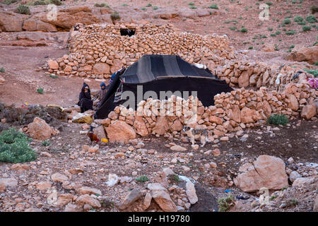 Todra Schlucht, Marokko.  Amazigh Berber-Zelt und saisonale Campingplatz. Stockfoto