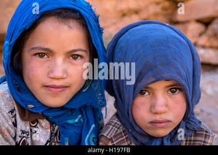 Todra Schlucht, Marokko.  Amazigh Berber Schwestern, im Alter von 6 und 9. Stockfoto