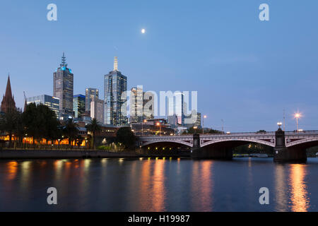 Sonnenuntergang und New Moon Melbournes CBD Blick Richtung Flinders Street Station über den Yarra River Melbourne Australien Stockfoto