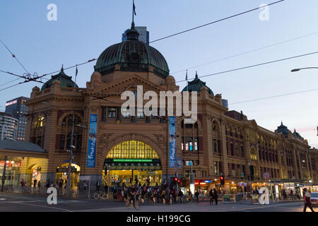 Der kultige Eingang zum Bahnhof Flinders Street Melbourne Australien bei Sonnenuntergang Stockfoto