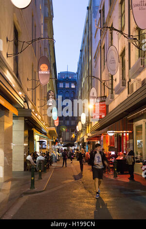 Coffee-Shops und Cafés säumen die kleine Gasse und Straßen der Innenstadt Melbourne Victoria Australien Stockfoto