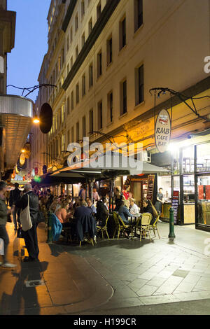 Coffee-Shops und Cafés säumen die kleine Gasse und Straßen der Innenstadt Melbourne Victoria Australien Stockfoto