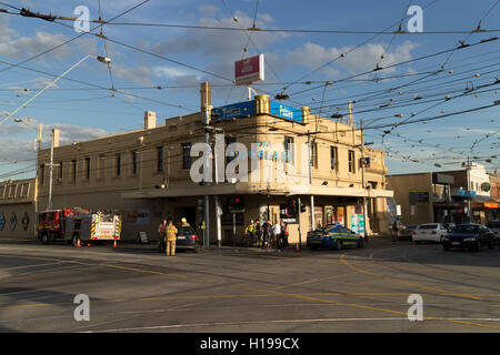 Aufräumarbeiten Operationen durch Rettungsdienste nach einer Kollision von zwei Autos auf einer belebten Kreuzung Melbourne Victoria Australien Stockfoto