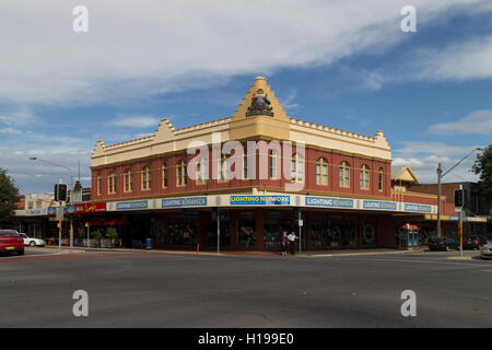 Betro Abicare, einem libanesischen MigrantInnen errichtet die Big Store (Australian Building) Dean und David Straßen. Albury NSW Australia Stockfoto