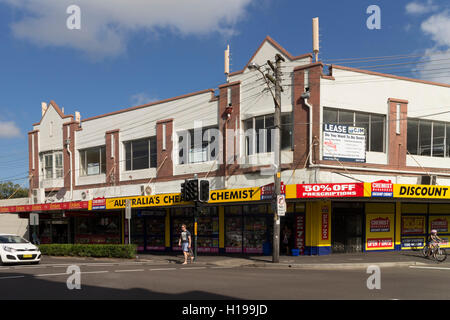 Discount Apotheke an der Ecke von Cleveland und Baptist Street Surry Hills Sydney Australia. Stockfoto