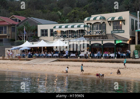 Das berühmte Doyles Fischrestaurant in vollem Gange bei Sonnenuntergang Watsons Bay Sydney NSW Australia Stockfoto