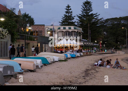 Menschen genießen den Sonnenuntergang über Marine Parade Watsons Bay Sydney Australia Stockfoto