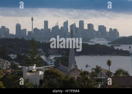 Blick auf Sydney Harbour mit der Sonne-Prinzessin Kreuzfahrtschiff ausgehend von Sydney CBD von Watsons Bay Australien gesehen Stockfoto