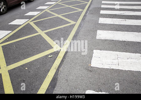 Im städtischen Straßenverkehr außerhalb der Linien halten Stockfoto