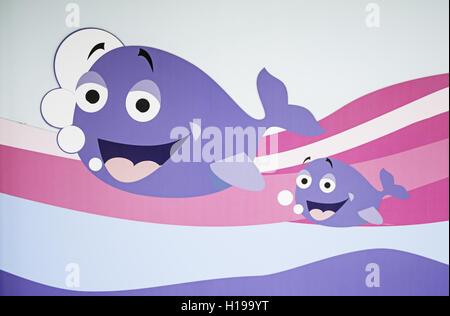 Wale schwimmen im Hause Wanddekoration Stockfoto