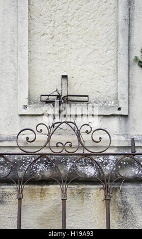 Kreuz auf alten verwitterten Friedhof, religion Stockfoto