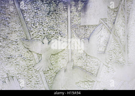Tauben aus Stein Marmor Friedhof geschnitzt Stockfoto