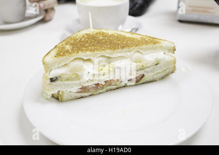 Sandwich mit Ei und Schinken in Restaurant, Essen Stockfoto