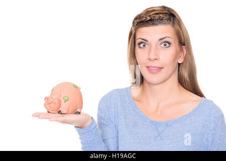 Junge Frau mit Sparschwein vor weißem Hintergrund Stockfoto