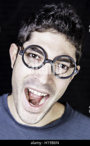 Dummer junge mit Brille, verzog das Gesicht und Ausdruck Stockfoto