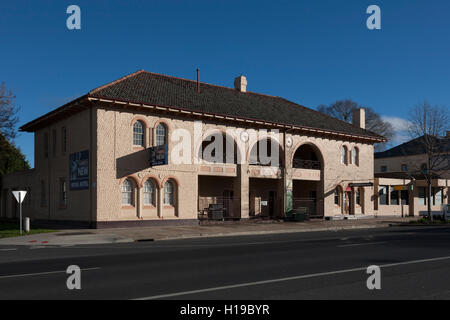 Das erste Royal Hotel wurde auf dieser Website in den frühen 1850er Jahren erbaut und war eine Wechselstation Cobb & Co. Blayney NSW Australia Stockfoto