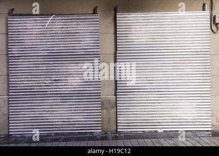 Metalltüren in Industrieunternehmen, Bau Stockfoto