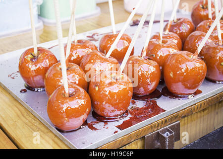 Karamellisierte rote Äpfel am Markt feed Stockfoto