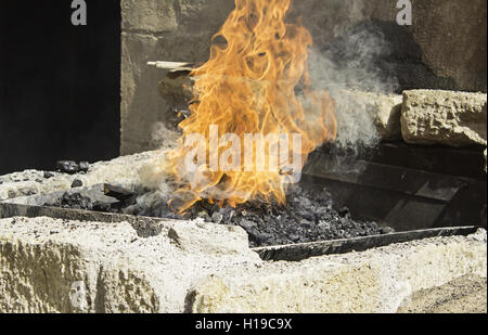 Feuer auf Kohlen mit Asche und brennende Flamme Stockfoto