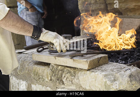 Schmied mit Feuer und Glut, handwerkliche Arbeiten Stockfoto