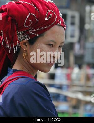 Nahaufnahme einer Pa-O-Frau mit einem speziellen Kopfschmuck, der typisch für diese ethnische Gruppe ist, beim Phaung Daw Oo Pagode Festival, Inle Lake, Shan State, Myanmar (Burma) Stockfoto