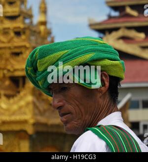 Nahaufnahme des Pa-O Menschen tragen typische Kopfbedeckung dieser ethnischen Gruppe in der Phaung Daw Oo Pagode Festival, Inle-See, Shan State in Myanmar (Burma) Stockfoto