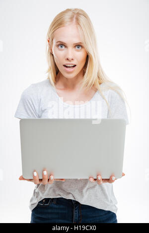 Schön aufgeregt Frau mit Laptop auf einem weißen Hintergrund isoliert Stockfoto