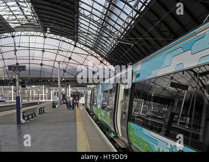 Plattformen im Glasgow Queen Street Railway Station Stockfoto